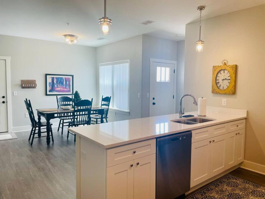 Main Floor 2 Bedroom Condo In Bettendorf Exterior photo